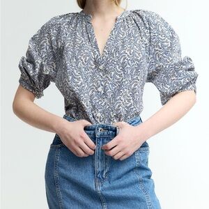H&M Blue Cream Balloon-Sleeved Poplin Blouse Women’s Size Small EUC